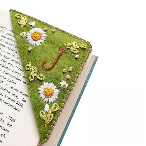 MOTEERLLU Personalized Hand Embroidered Corner Bookmark,Felt Triangle Page Stitched Handmade Bookmark,Unique Cute Flower Letter Embroidery Bookmarks Accessories for Book Lovers